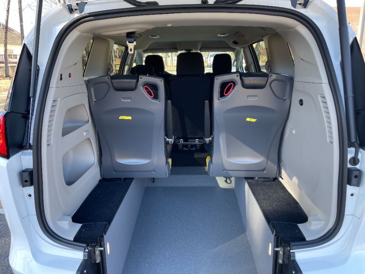 2024 CHRYSLER VOYAGER - Image 9