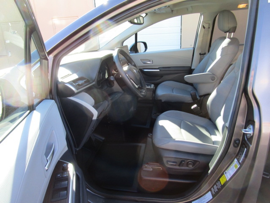 Used 2024 Toyota Sienna Hybrid XLE Base - BraunAbility Side Entry Entry In Floor Automatic Ramp