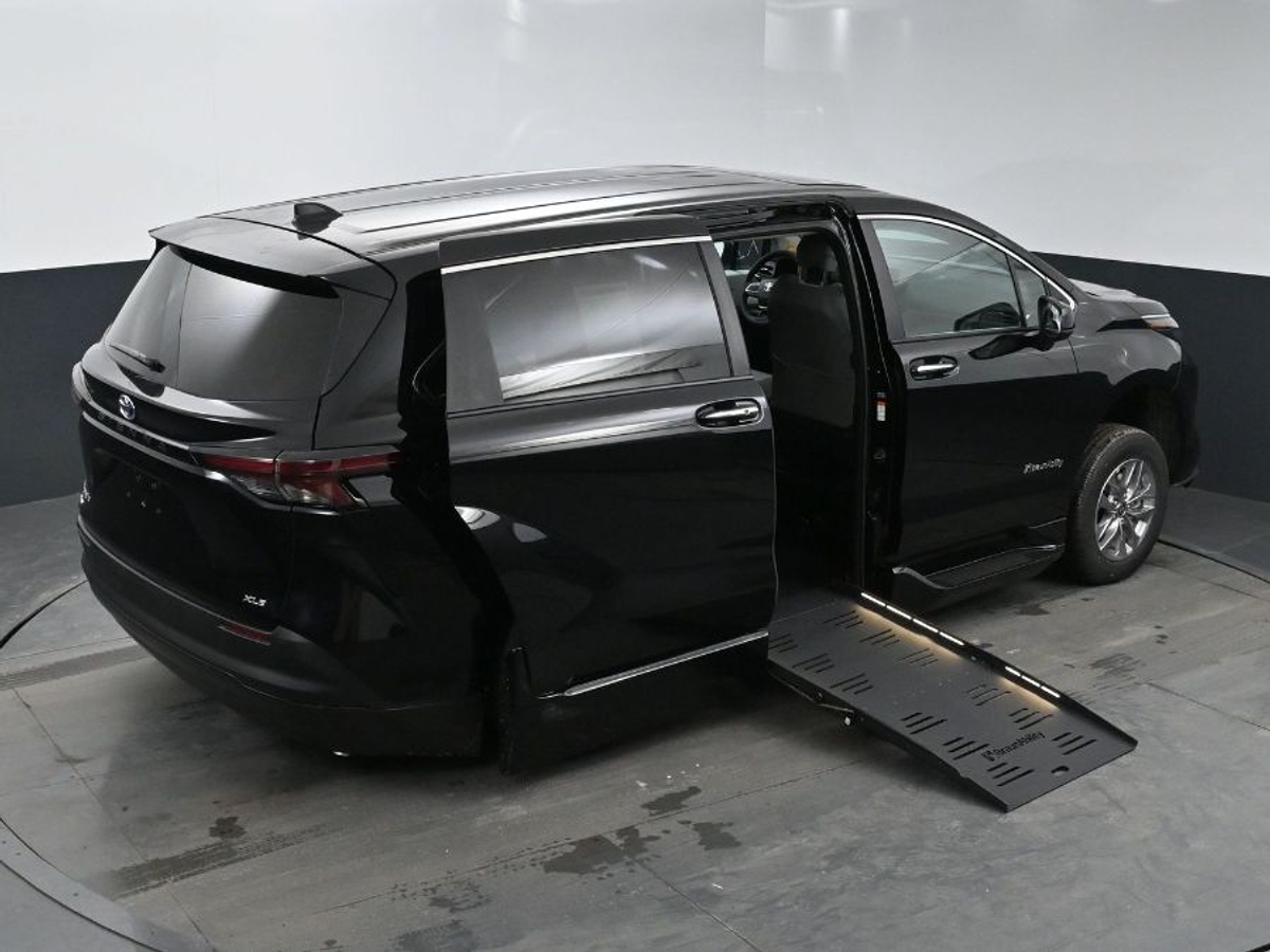 2025 TOYOTA SIENNA - Image 26