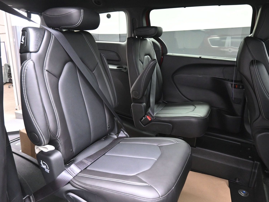 Red Chrysler Voyager image number 18