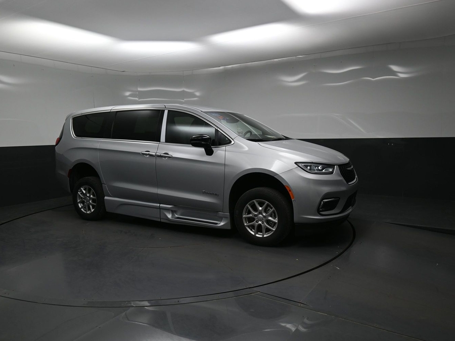 Silver Chrysler Pacifica image number 18