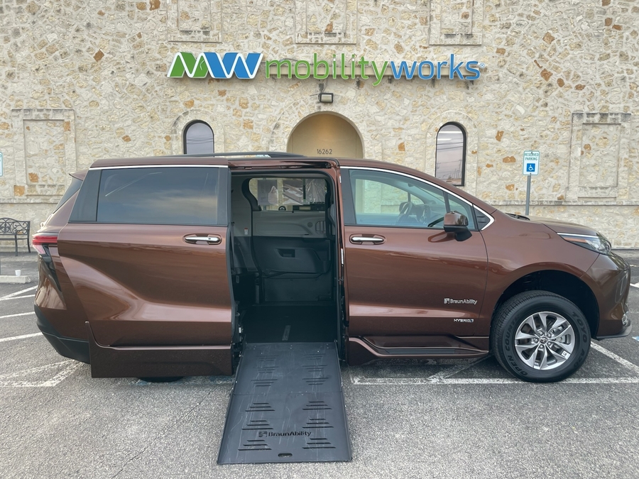  Toyota Sienna image number 2