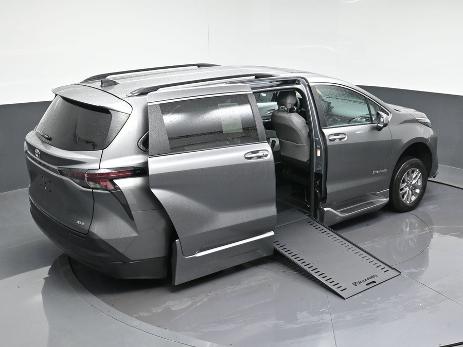New 2026 Toyota Sienna Hybrid XLE Add - BraunAbility Side Entry In Floor Automatic Ramp