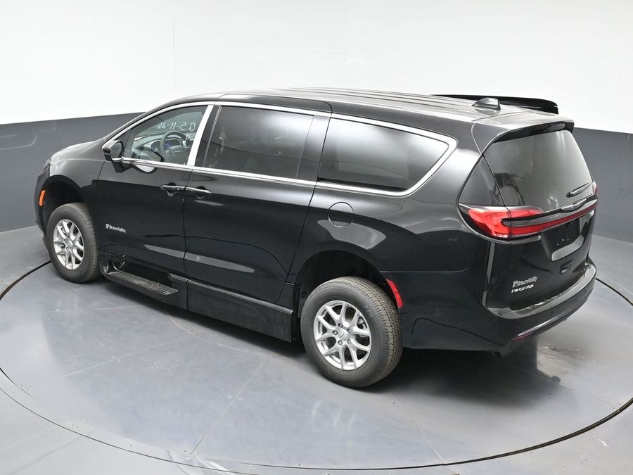 Black Chrysler Pacifica image number 19