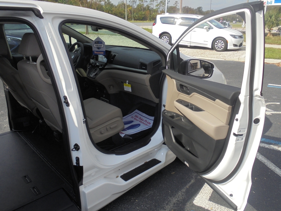White Honda Odyssey image number 19