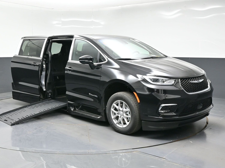 Black Chrysler Pacifica image number 8