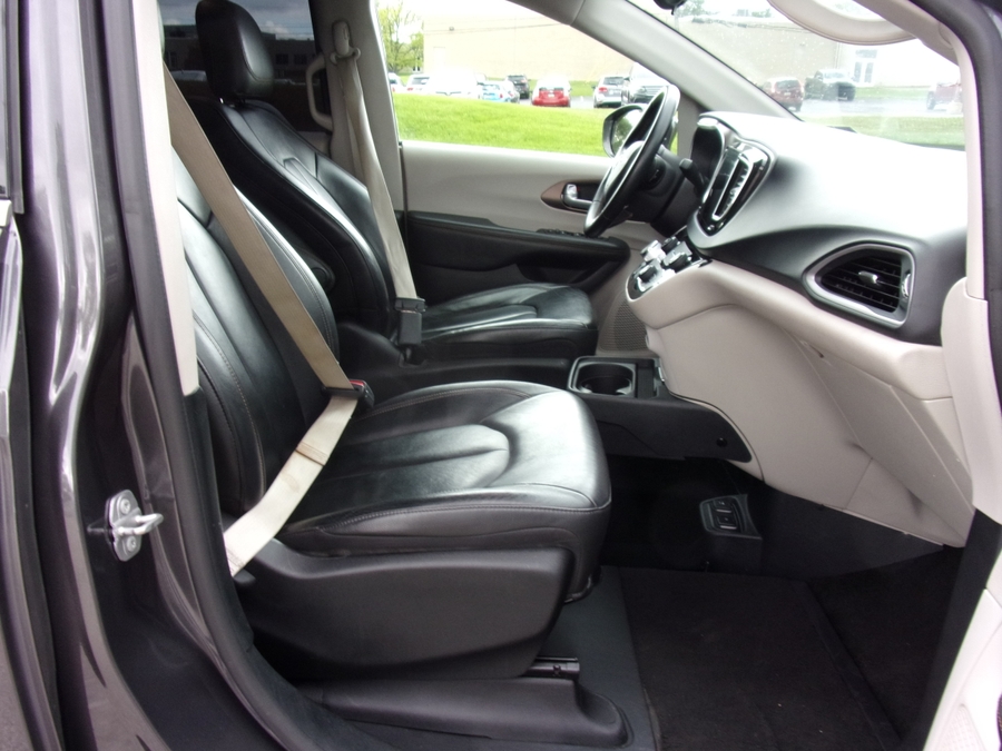 Grey Chrysler Pacifica image number 14