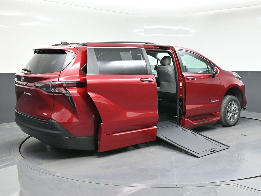 New 2026 Toyota Sienna Hybrid XLE Add - BraunAbility Side Entry In Floor Automatic Ramp