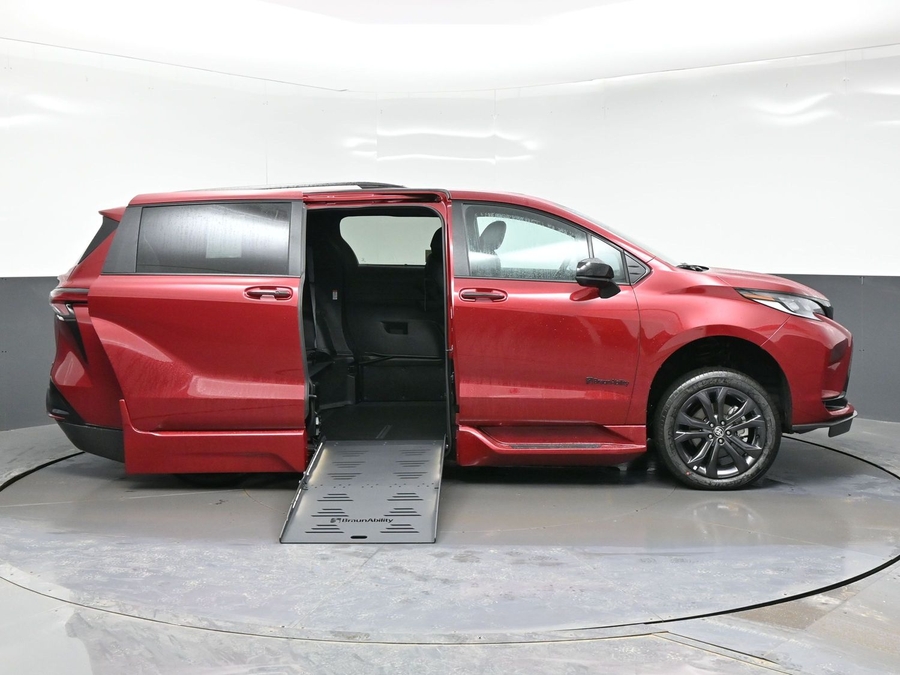 New 2026 Toyota Sienna Hybrid XSE Sport - BraunAbility Side Entry Entry Fold Out Automatic Ramp