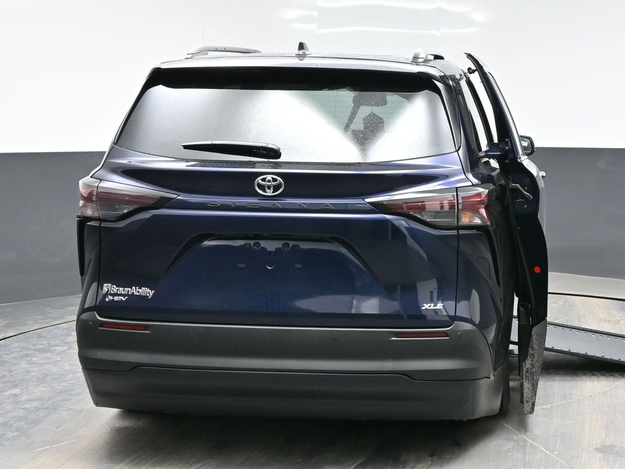 New 2026 Toyota Sienna Hybrid XLE Base - BraunAbility Side Entry In Floor Automatic Ramp