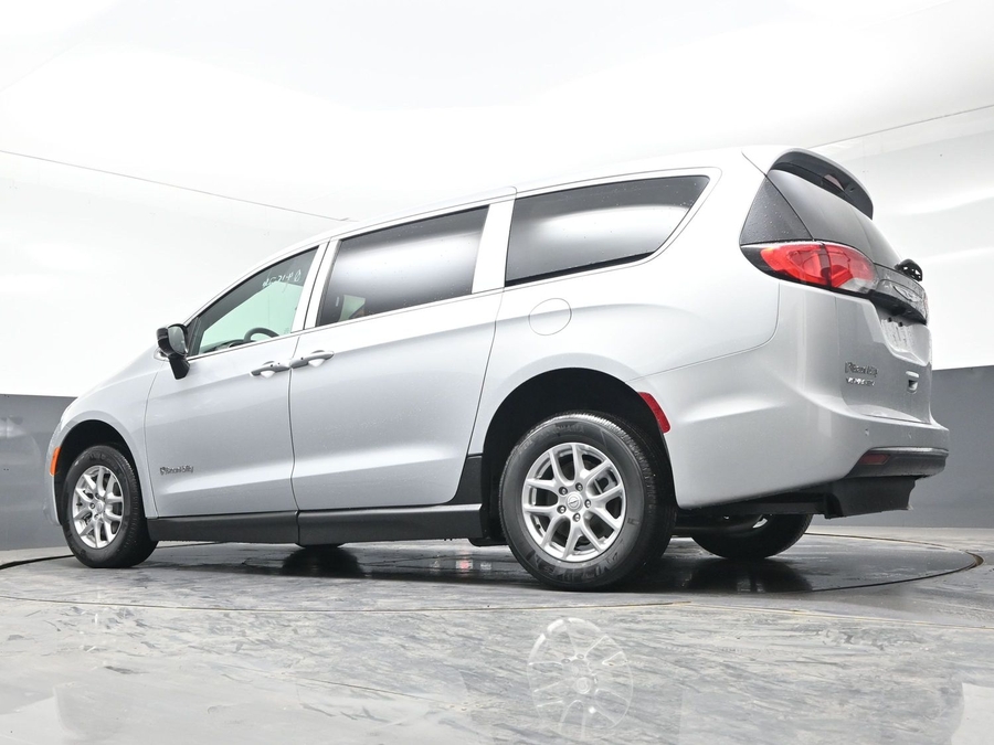 Silver Chrysler Voyager image number 17