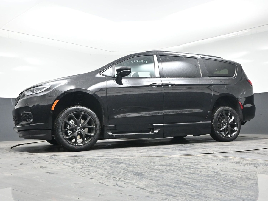 New 2026 Chrysler Pacifica Select Sport - BraunAbility Side Entry Entry Fold Out Automatic Ramp