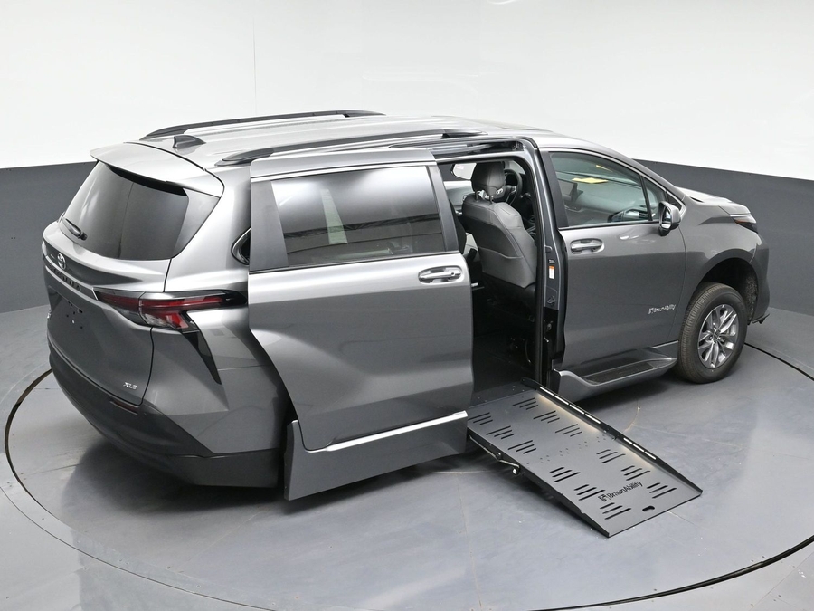 New 2026 Toyota Sienna Hybrid XLE Base - BraunAbility Side Entry Fold Out Automatic Ramp