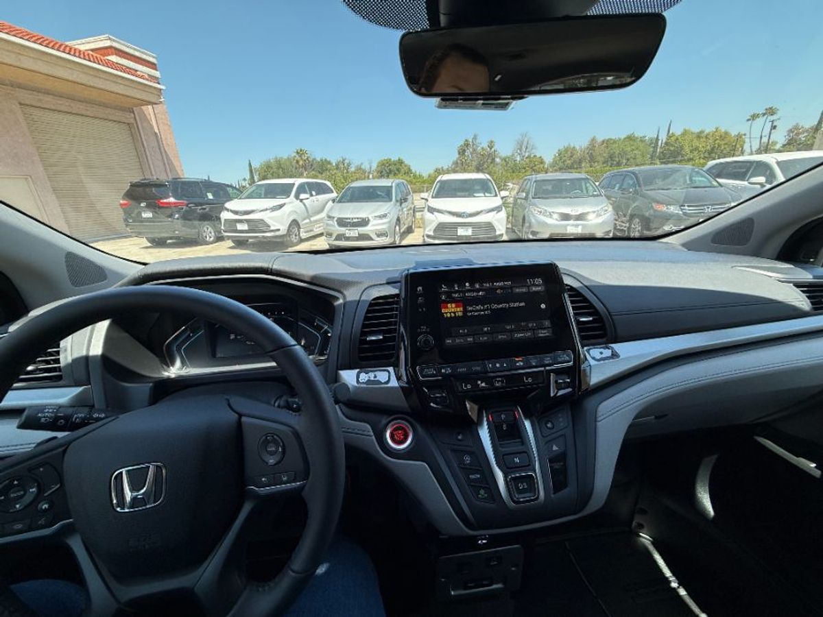 Grey Honda Odyssey image number 13