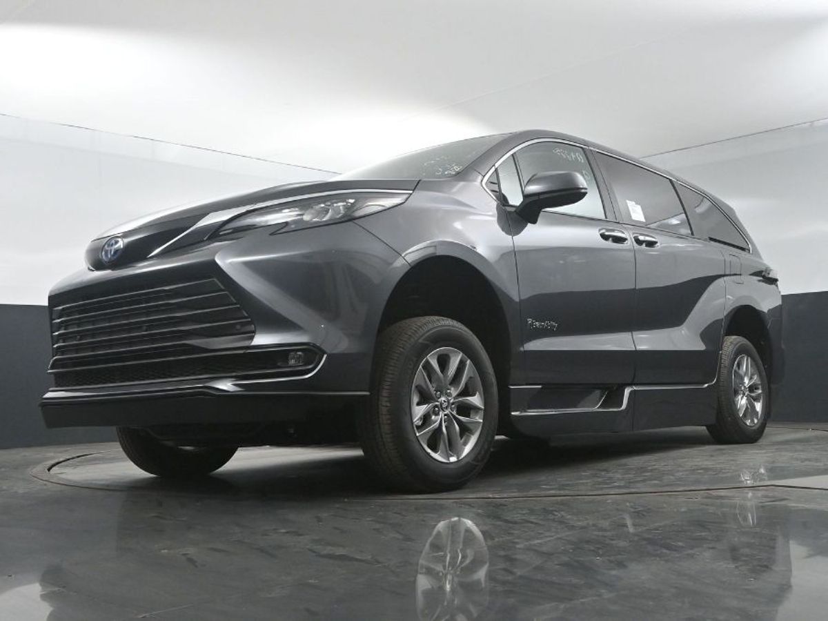 Grey Toyota Sienna image number 19