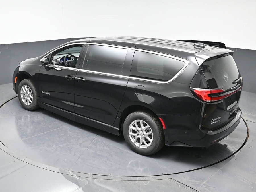 Black Chrysler Pacifica image number 9