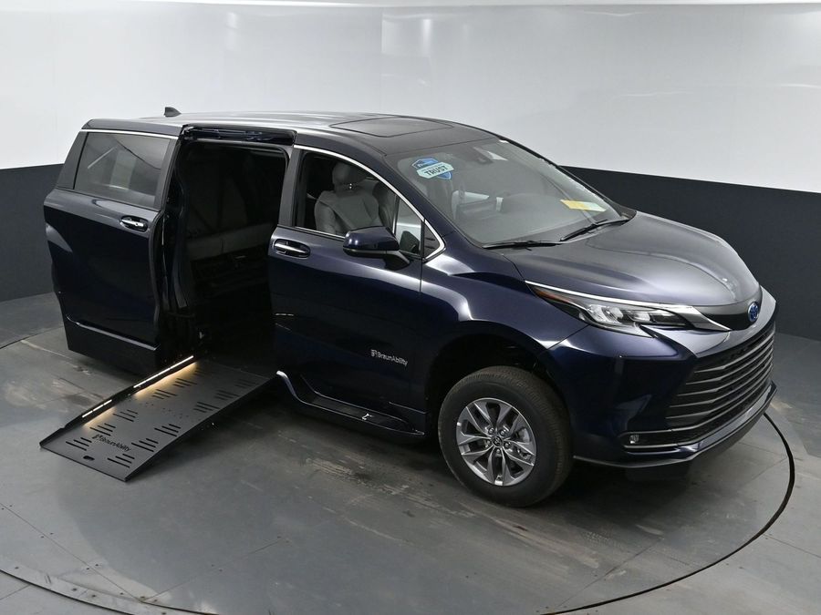 New 2025 Toyota Sienna Hybrid XLE Base - BraunAbility Side Entry Entry Fold Out Automatic Ramp