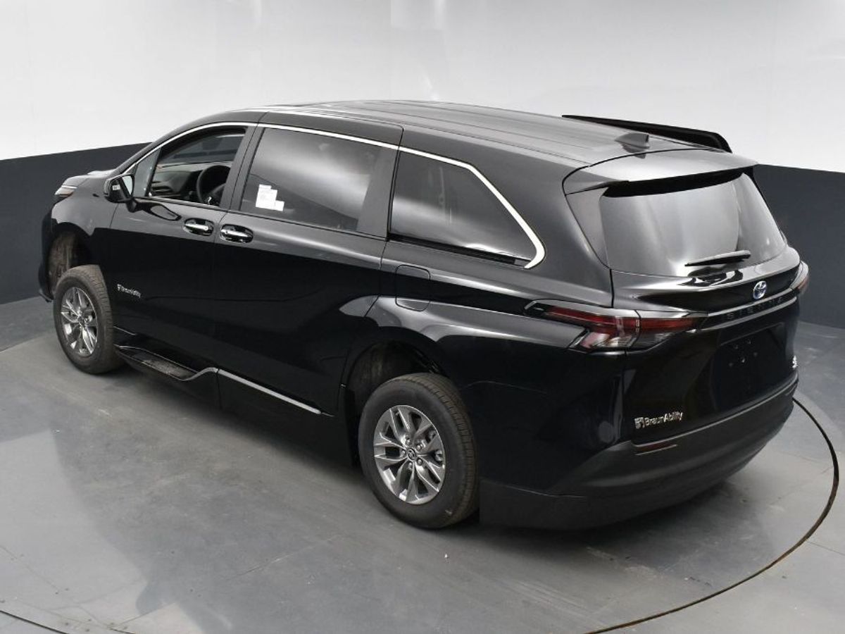 Black Toyota Sienna image number 15