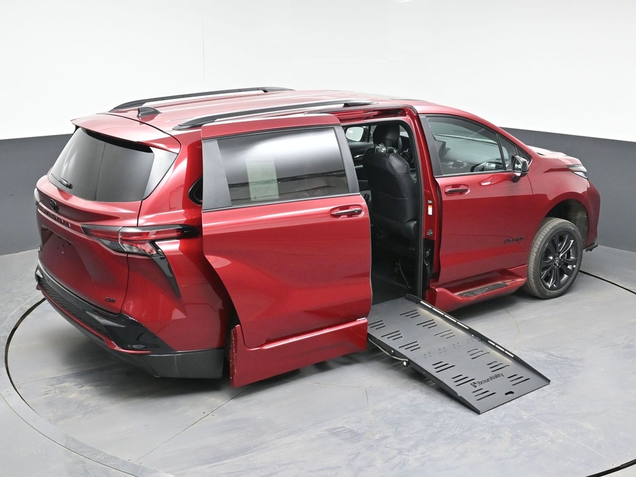 New 2026 Toyota Sienna Hybrid XSE Sport - BraunAbility Side Entry Entry Fold Out Automatic Ramp