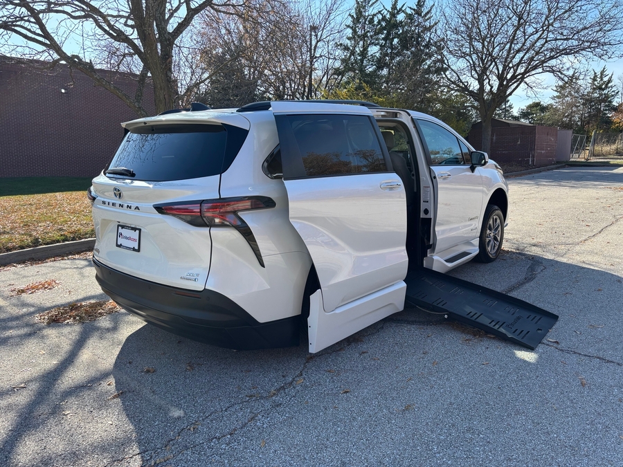 Used 2021 Toyota Sienna Hybrid XLE Base - BraunAbility Side Entry Entry Fold Out Automatic Ramp