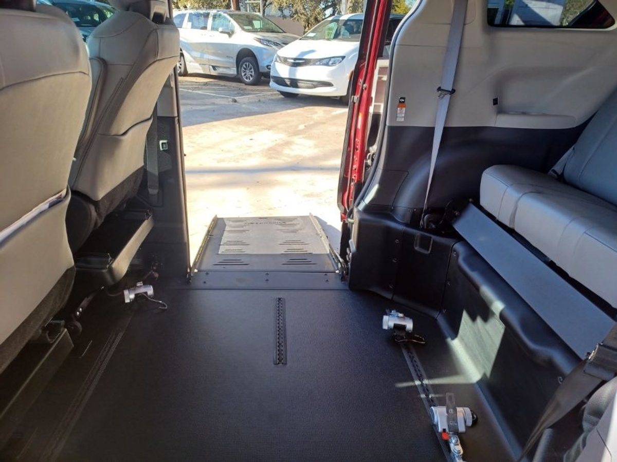 2023 TOYOTA SIENNA - Image 4