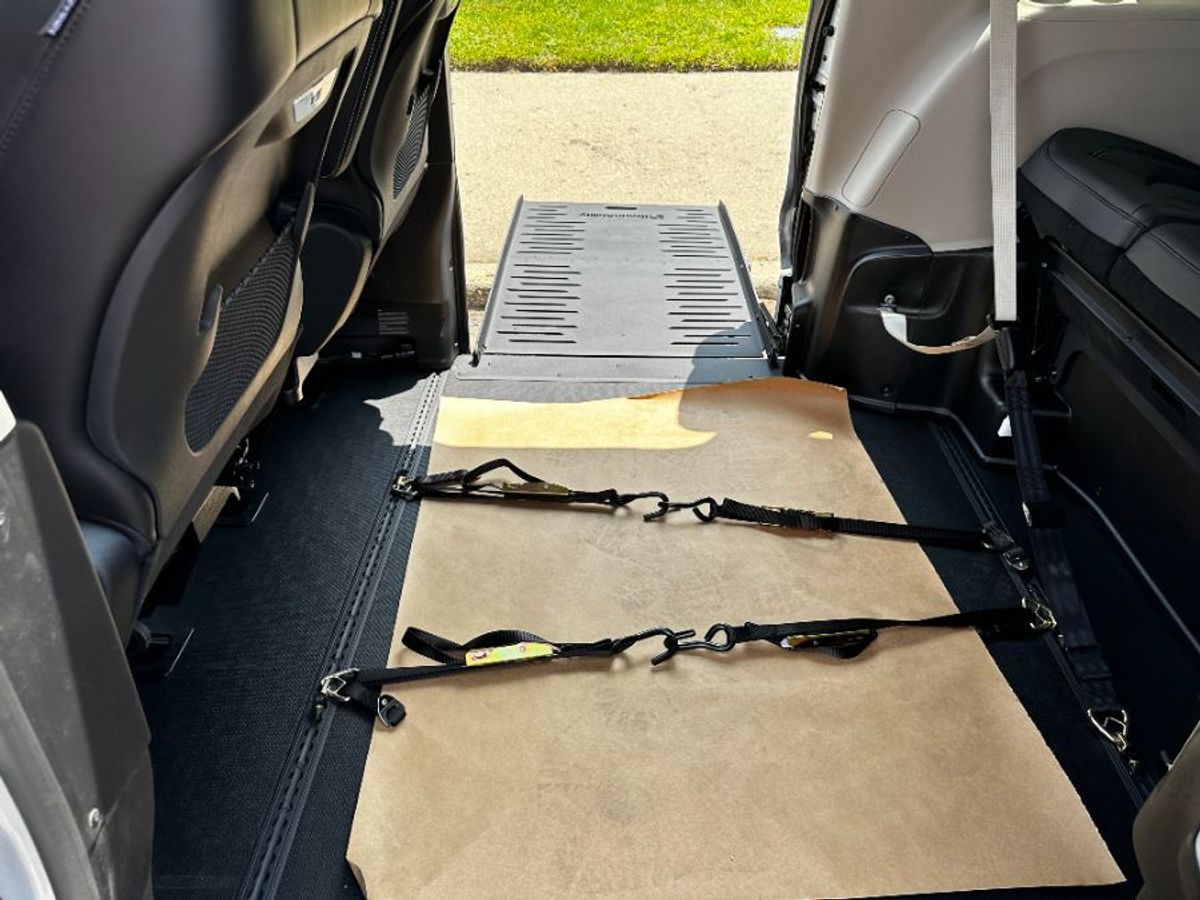 Silver Chrysler Pacifica image number 15