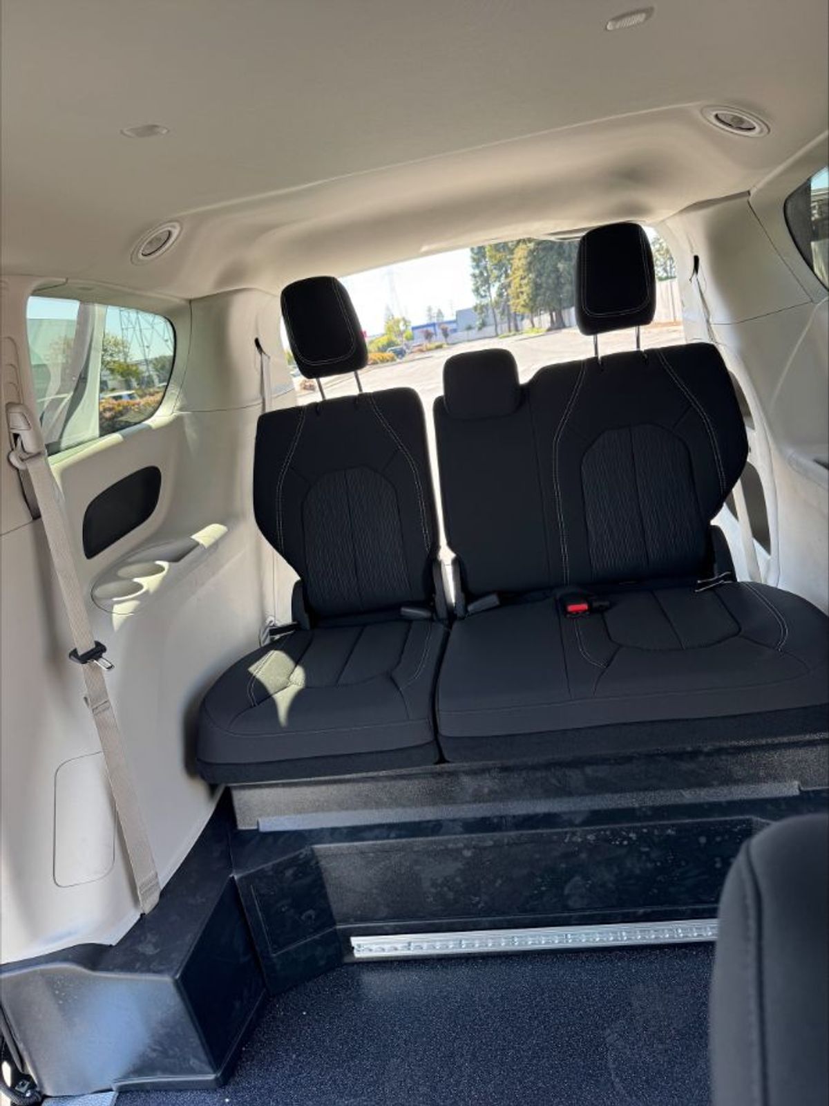 2024 CHRYSLER VOYAGER - Image 13