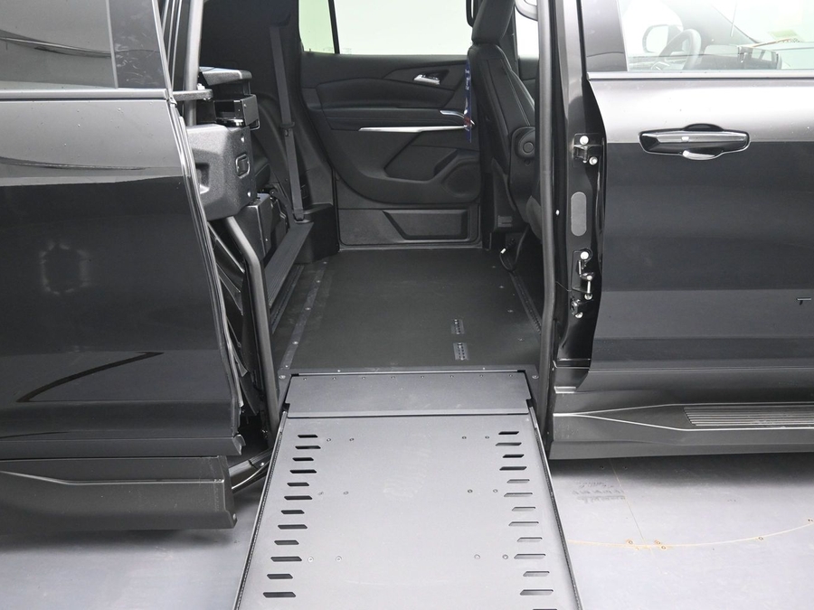 New 2026 Chevrolet Traverse 1LT Midnight - BraunAbility Side Entry In Floor Automatic Ramp