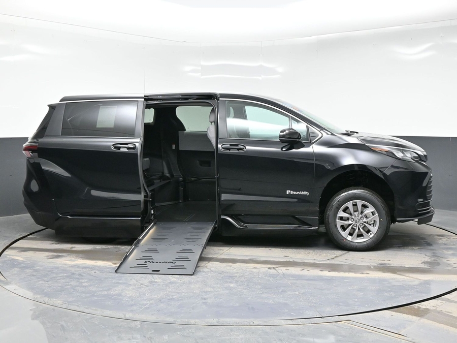 Black Toyota Sienna image number 7