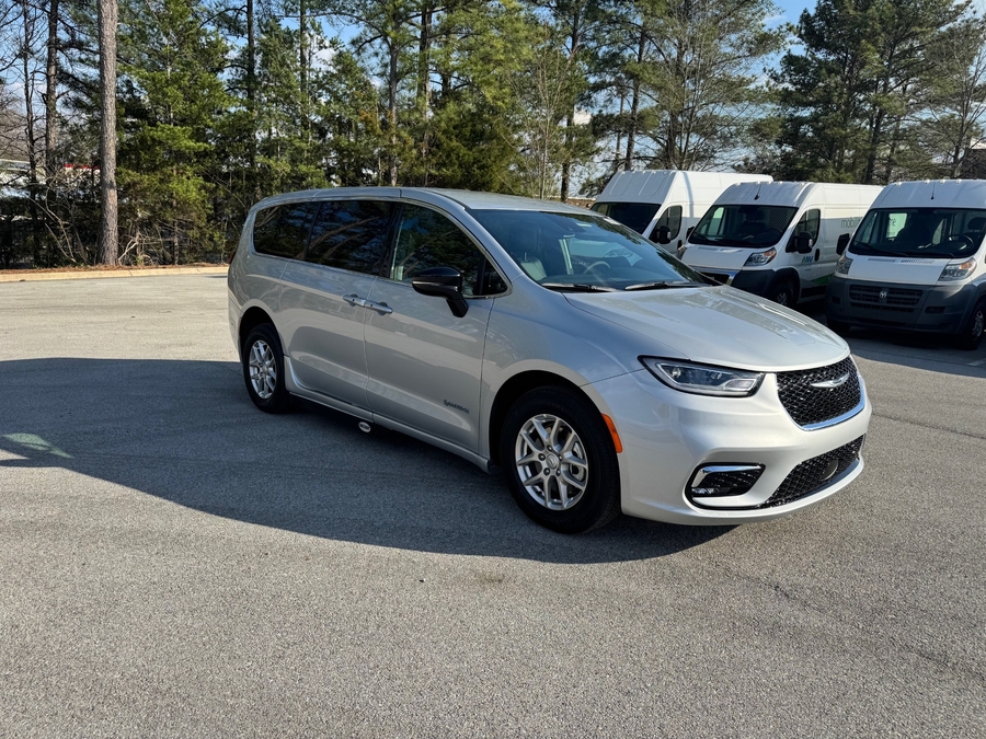 Silver Chrysler Pacifica image number 9