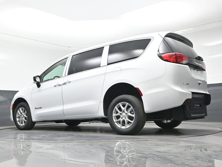 White Chrysler Voyager image number 19