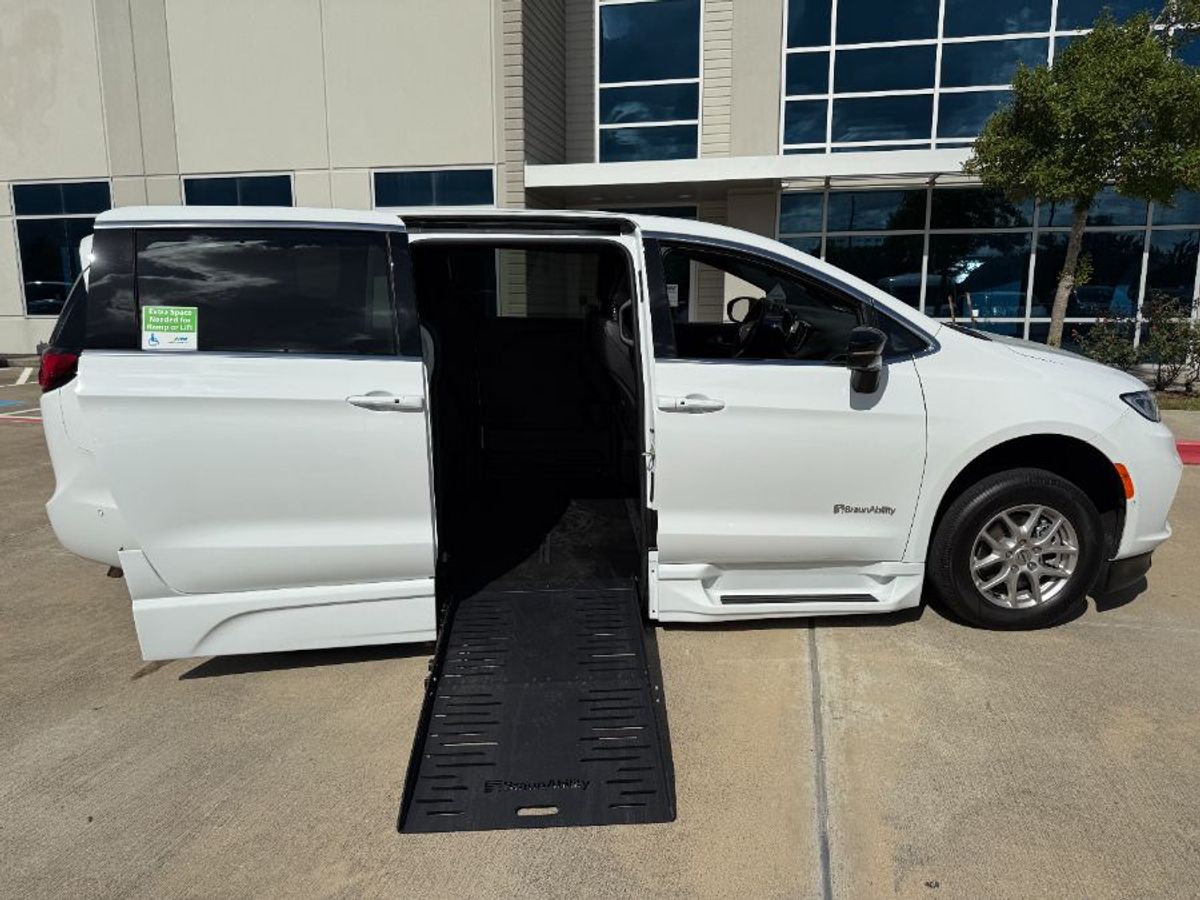 2025 CHRYSLER PACIFICA - Image 9