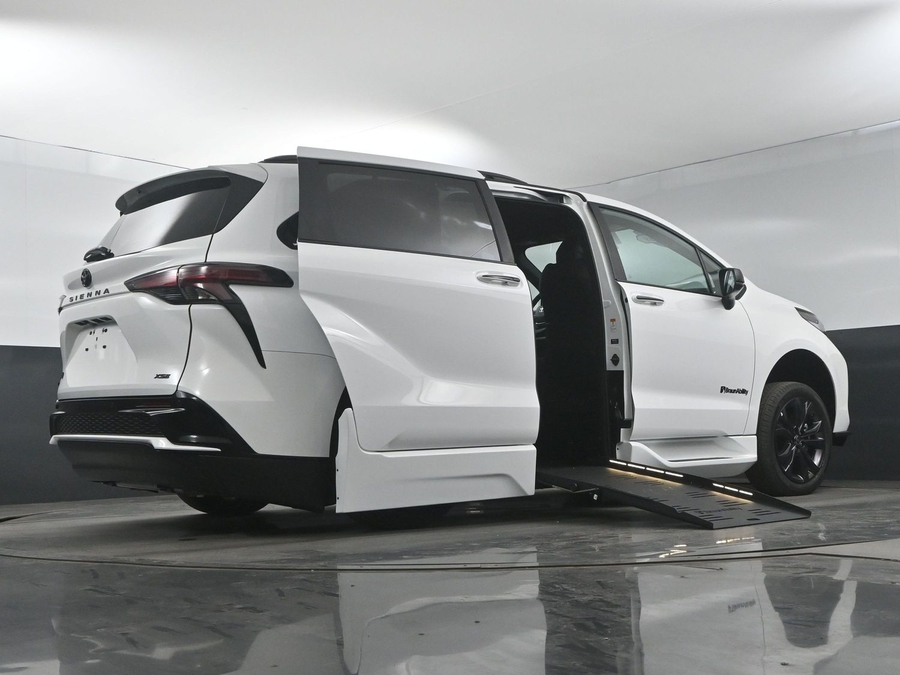 New 2025 Toyota Sienna Hybrid XSE Sport - BraunAbility Side Entry Entry Fold Out Automatic Ramp