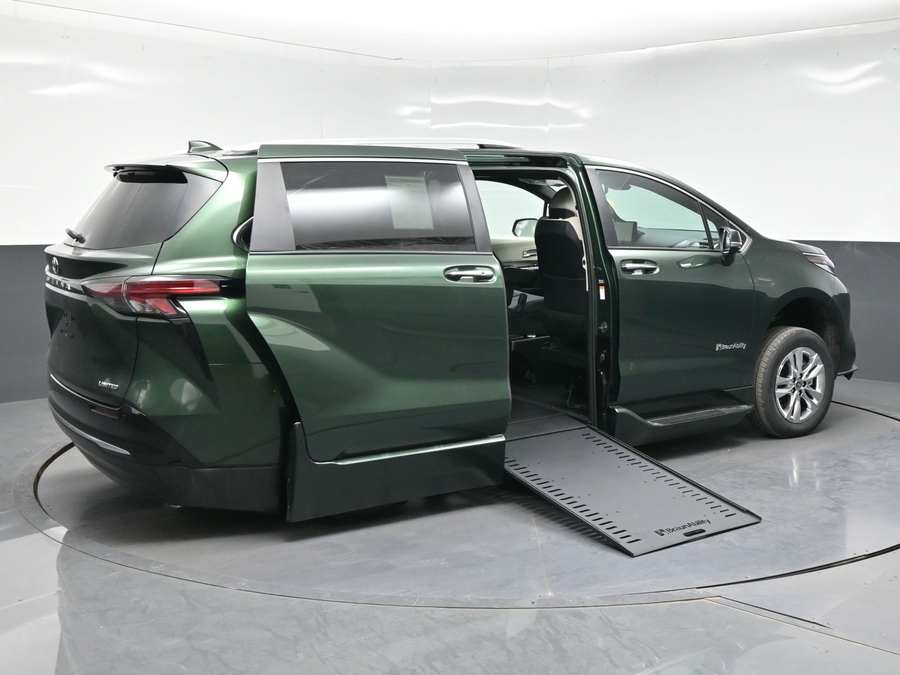 New 2026 Toyota Sienna Hybrid Limited - BraunAbility Side Entry In Floor Automatic Ramp