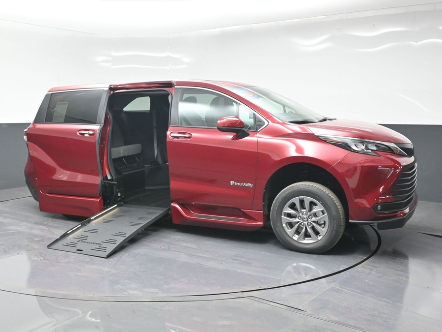 2025 Toyota Sienna XLE's photo