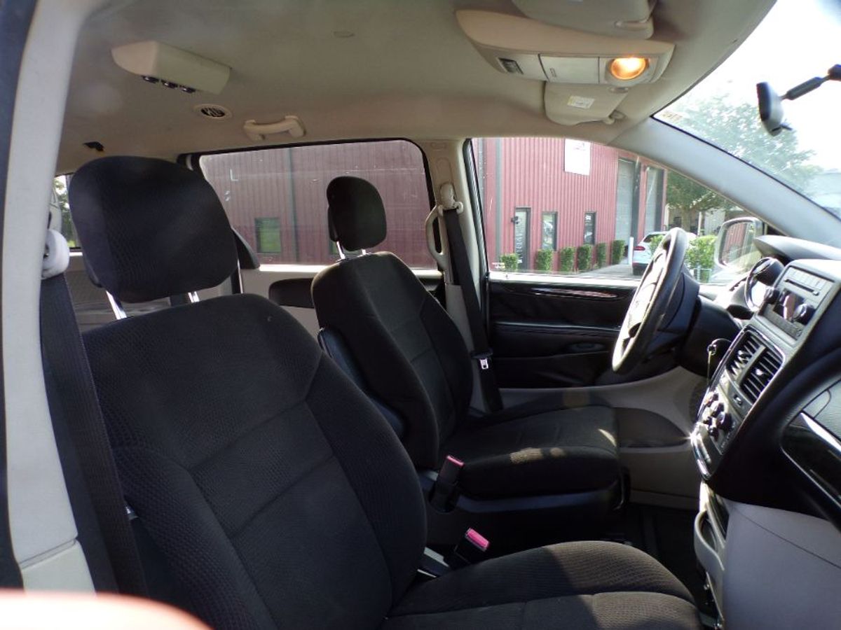 Silver Dodge Grand Caravan image number 12