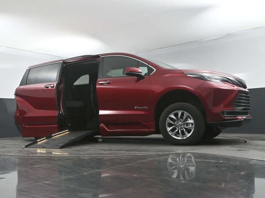 New 2025 Toyota Sienna Hybrid XLE Plus - BraunAbility Side Entry Entry Fold Out Automatic Ramp