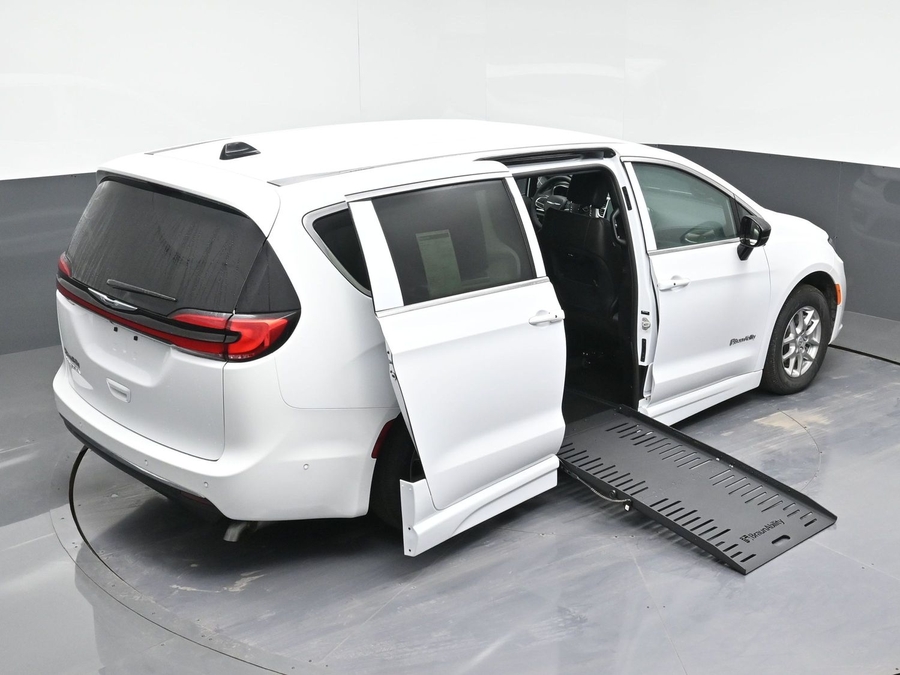 White Chrysler Pacifica image number 25