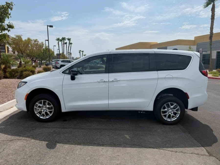 White Chrysler Voyager image number 9