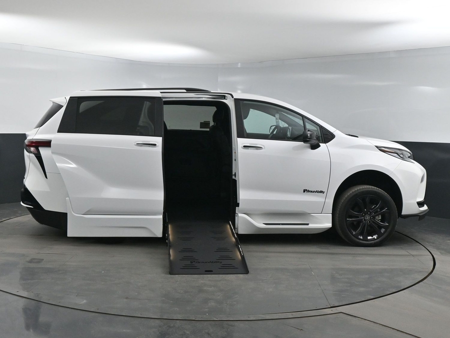New 2025 Toyota Sienna Hybrid XSE Sport - BraunAbility Side Entry Entry Fold Out Automatic Ramp