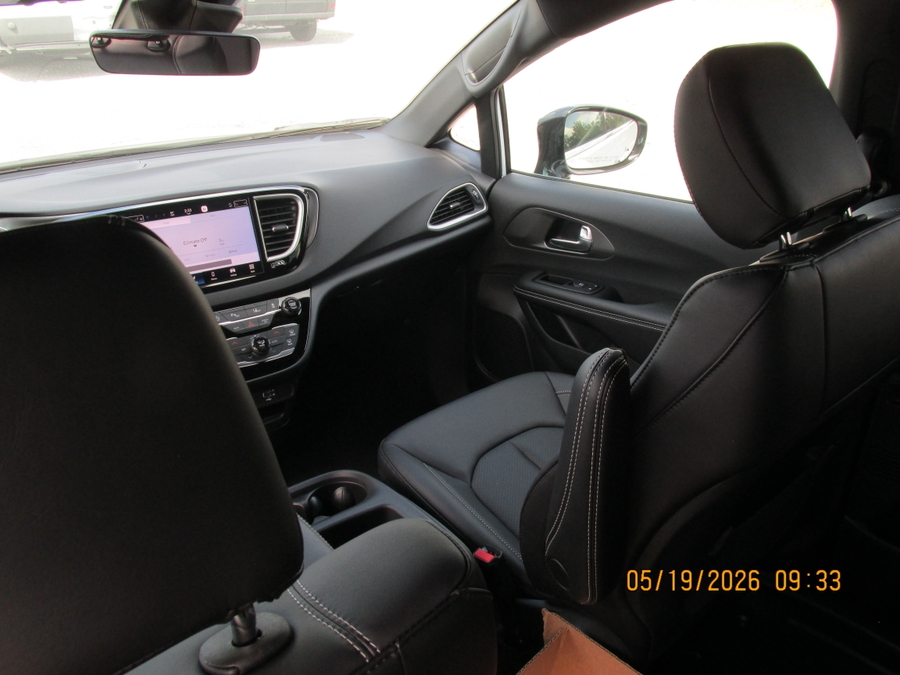 White Chrysler Voyager image number 14