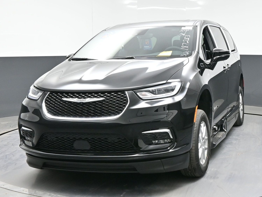 New 2026 Chrysler Pacifica Select Plus - BraunAbility Side Entry Entry Fold Out Automatic Ramp