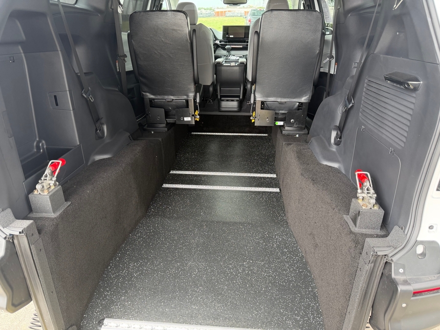 New 2026 Toyota Sienna Hybrid LE - Vantage Mobility Rear Entry Entry Fold Out Manual Ramp