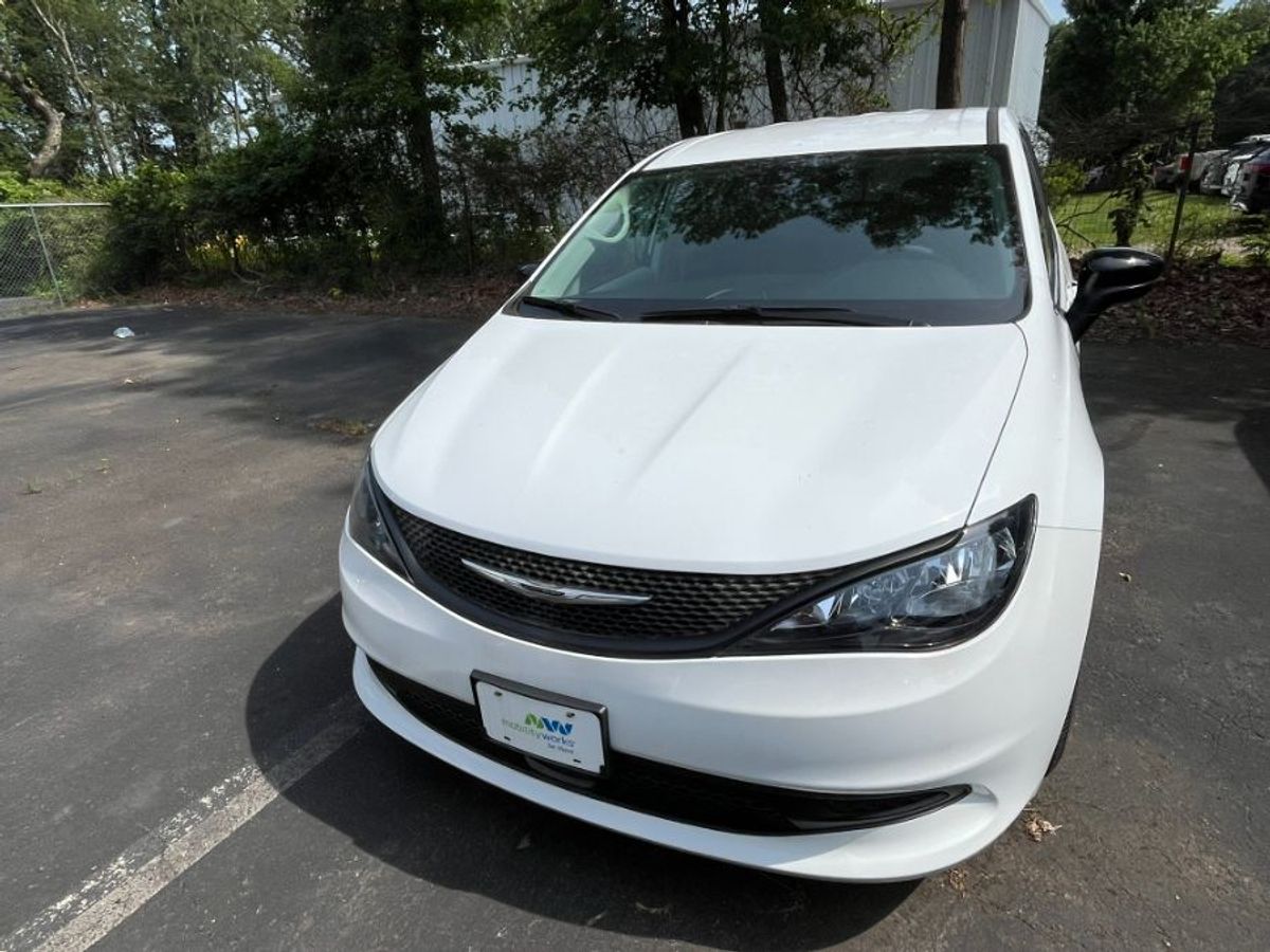 White Chrysler Voyager image number 1