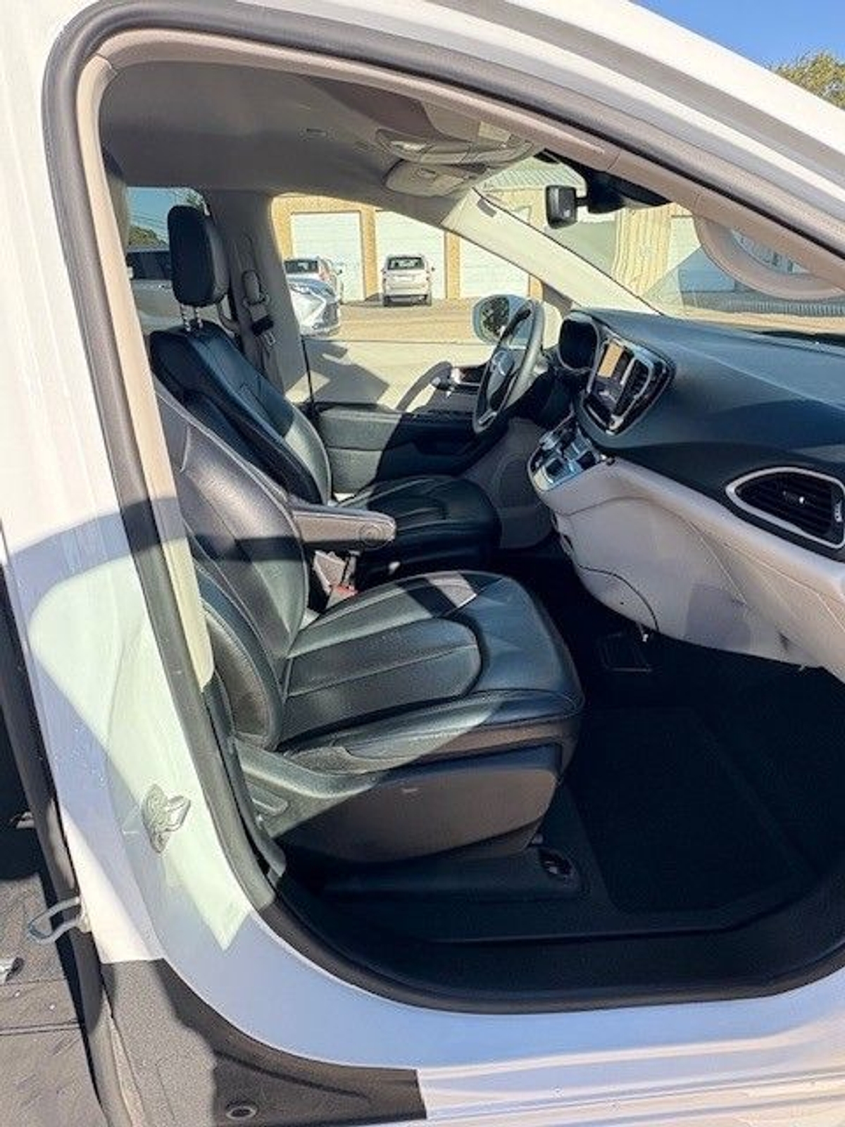 White Chrysler Pacifica image number 7