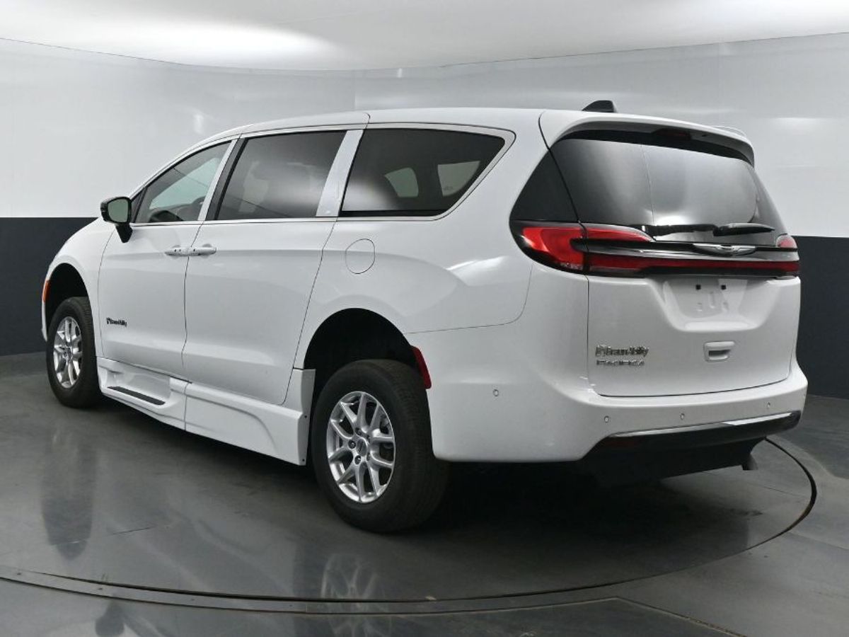 White Chrysler Pacifica image number 4
