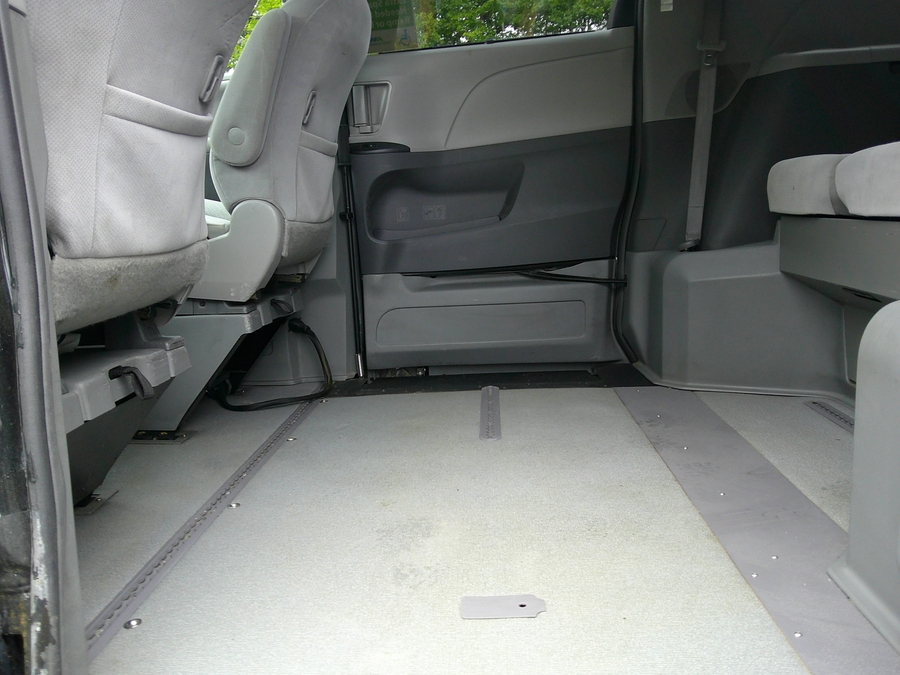 Imagen de la Toyota Sienna negra número 19