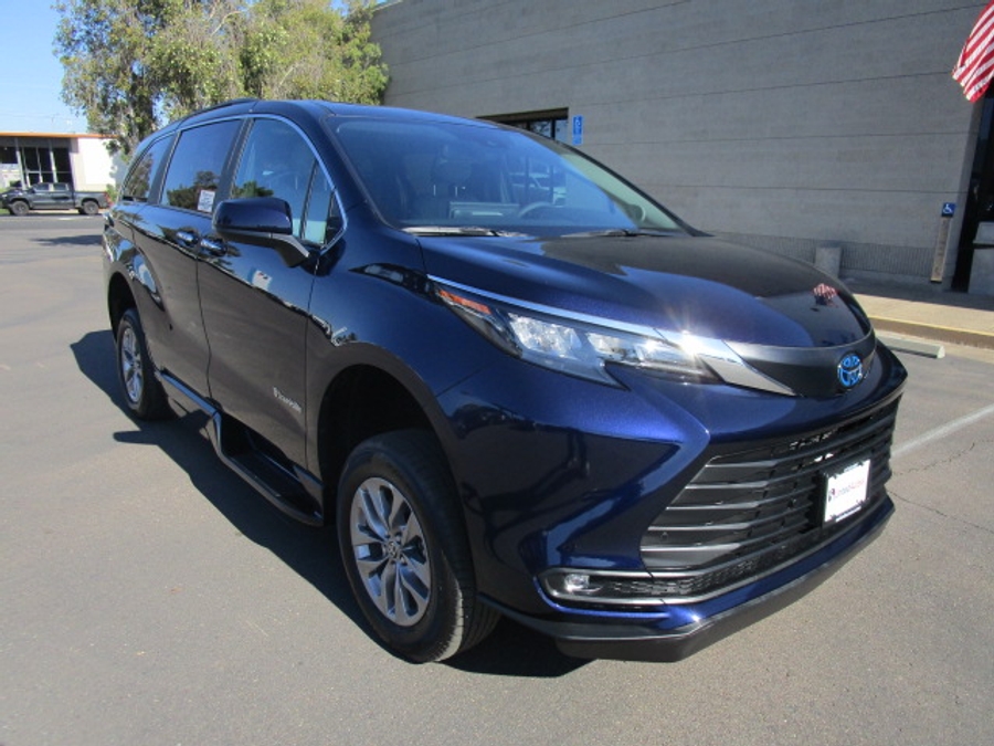New 2025 Toyota Sienna Hybrid XLE Plus - BraunAbility Side Entry Entry In Floor Automatic Ramp