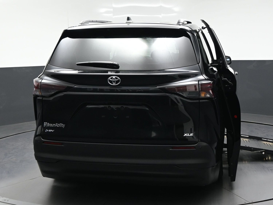 New 2026 Toyota Sienna Hybrid XLE Base - BraunAbility Side Entry Fold Out Automatic Ramp