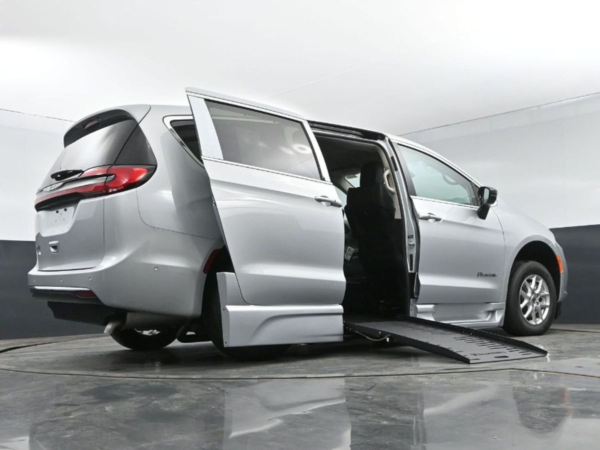 Silver Chrysler Pacifica image number 13